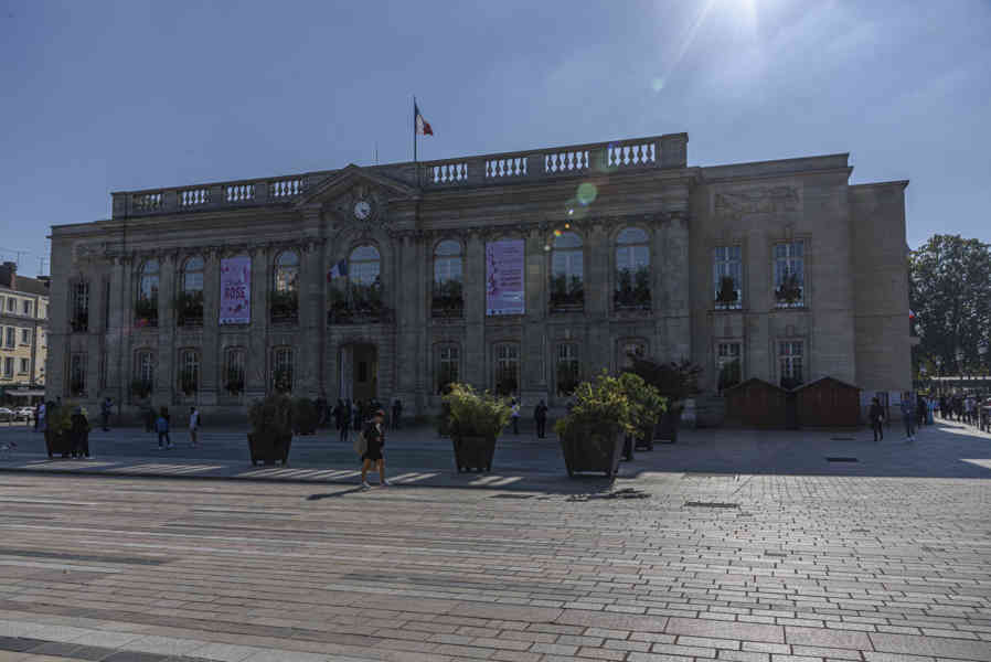 Francia - Beauveais 01 - Ayuntamiento.jpg